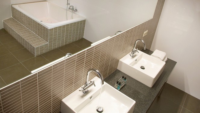 Van der valk stein urmond suite hotel restaurant luxe badkamer modern